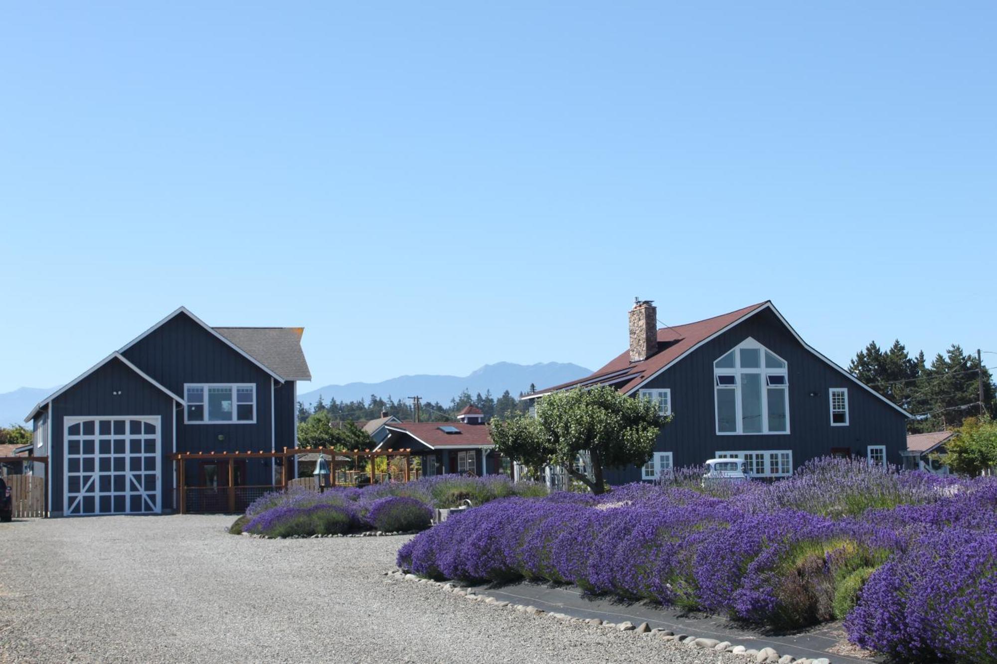 Dungeness Barn House Bed And Breakfast At Two Crows Farm Sequim Exterior photo