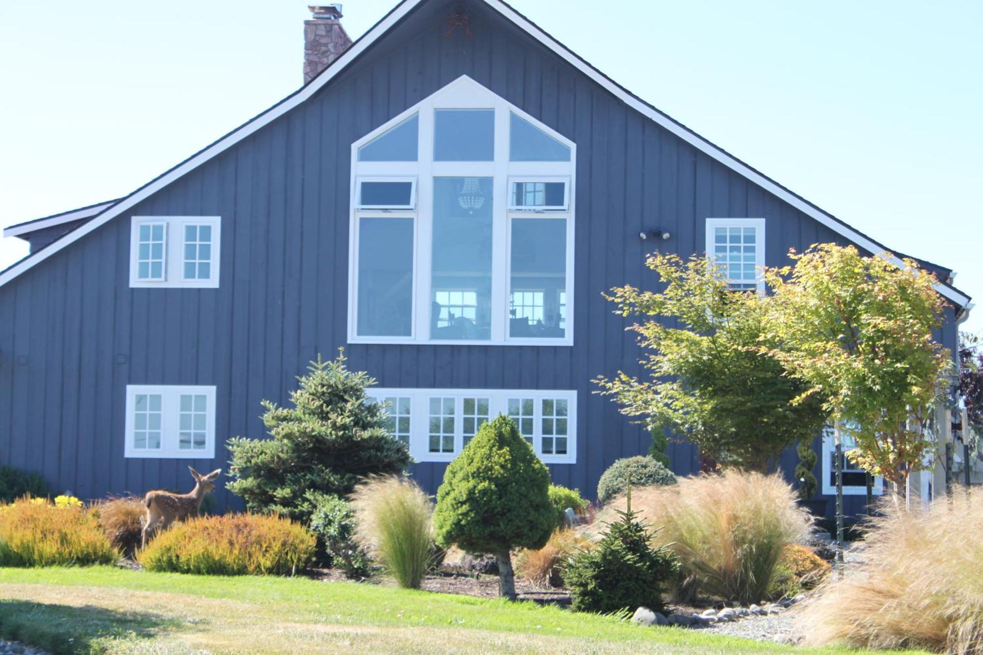 Dungeness Barn House Bed And Breakfast At Two Crows Farm Sequim Exterior photo