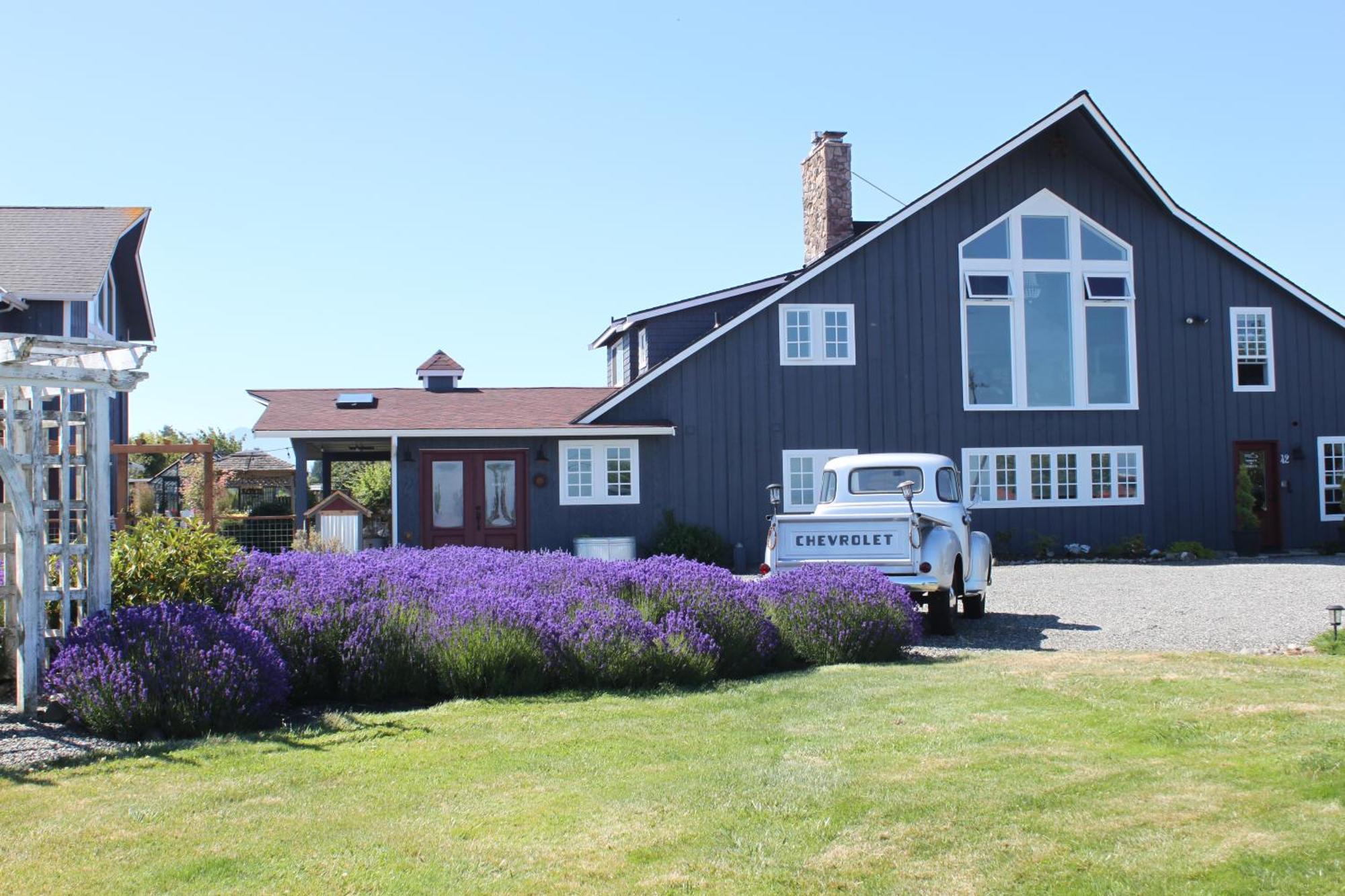 Dungeness Barn House Bed And Breakfast At Two Crows Farm Sequim Exterior photo