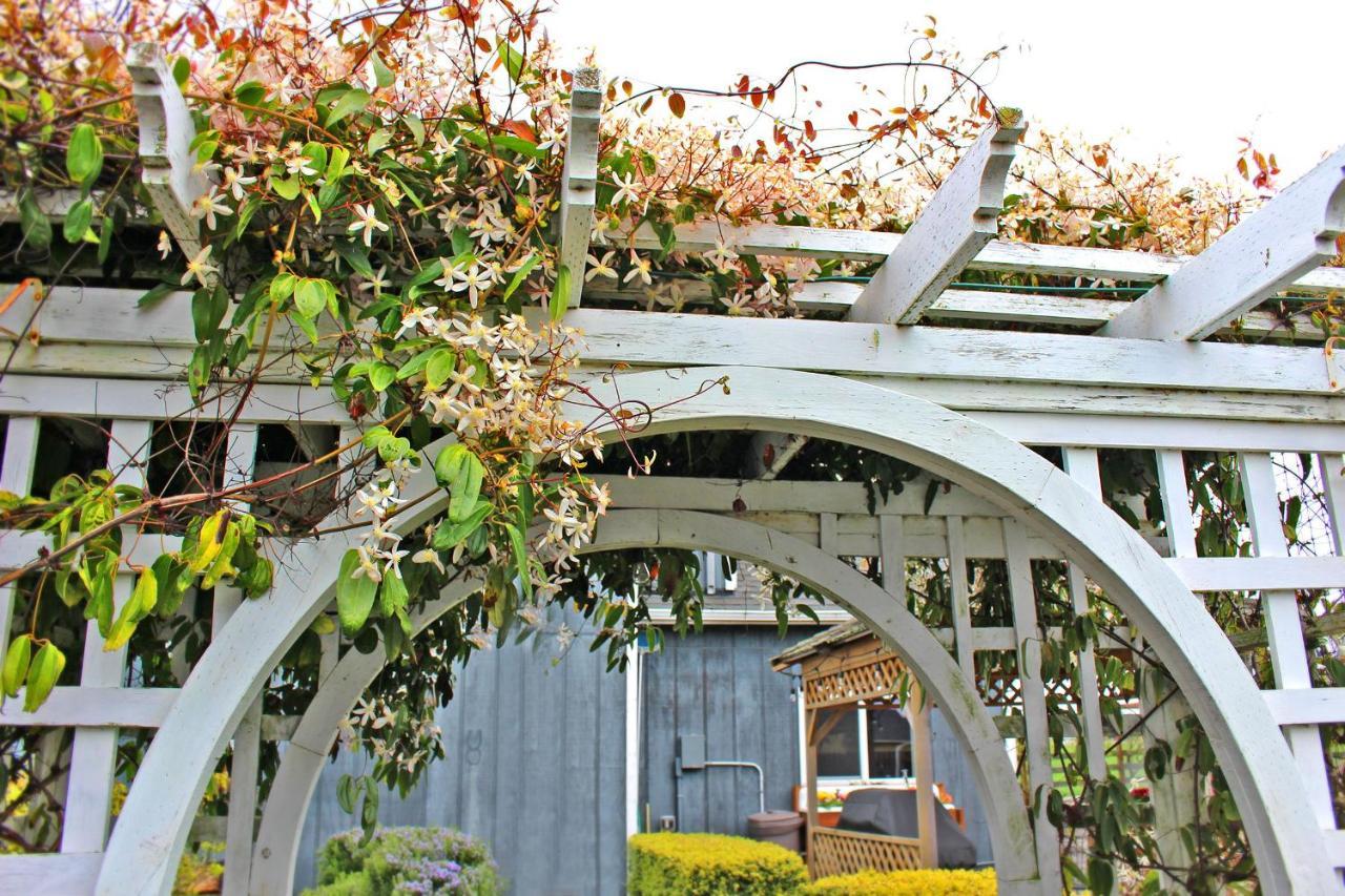 Dungeness Barn House Bed And Breakfast At Two Crows Farm Sequim Exterior photo