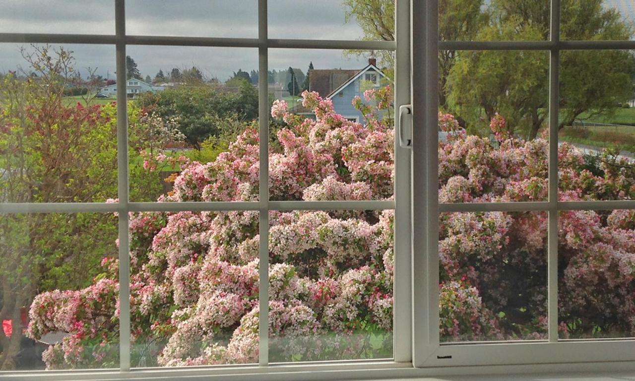 Dungeness Barn House Bed And Breakfast At Two Crows Farm Sequim Exterior photo